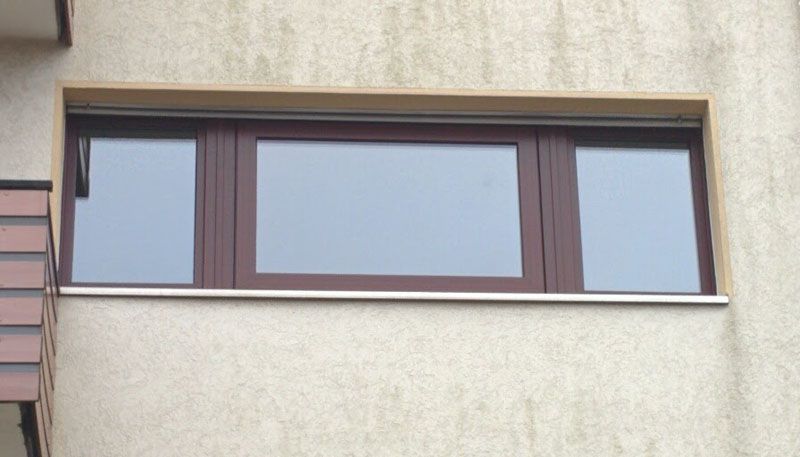 schmales horizontales rechteckiges dreiteiliges Fenste, wobei das mittlere Fenster breiter als die beiden am Rand ist